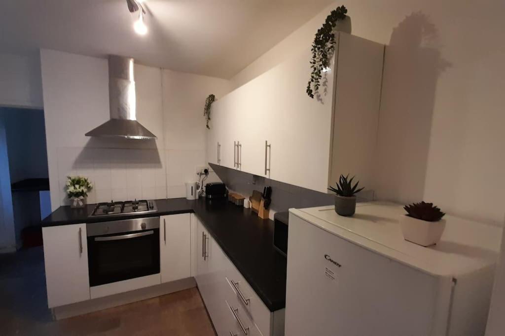 Spacious 4 Bedroom, Free Netflix, Central Location Cardiff Exterior photo